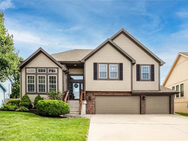 Homes for Sale in Smithville, MO 64089 | 13309  Craig Court