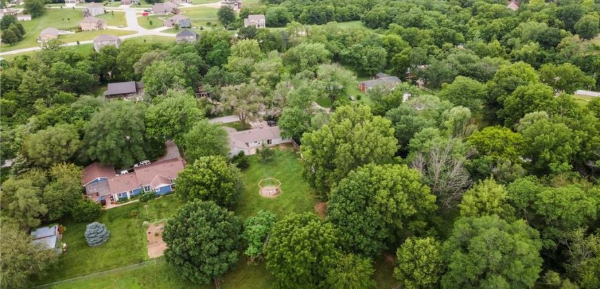 Homes for Sale in Parkville, MO 64152 | 7423 NW Locust Drive