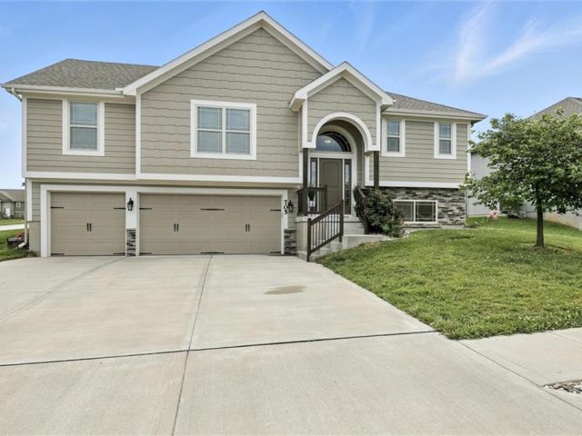 Homes for Sale in Kearney, MO 64060 | 705  Englewood Drive