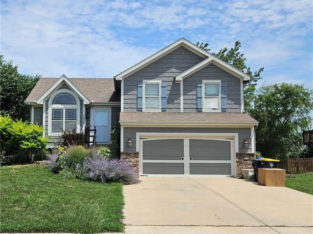 Homes for Sale in Kansas City, MO 64156 | 7020 NE 113th Terrace