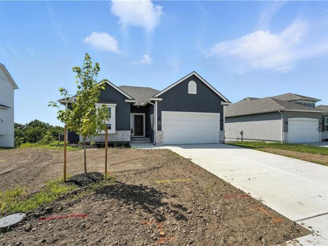 Homes for Sale in Kansas City, MO 64154 | 9616 N Amoret Avenue