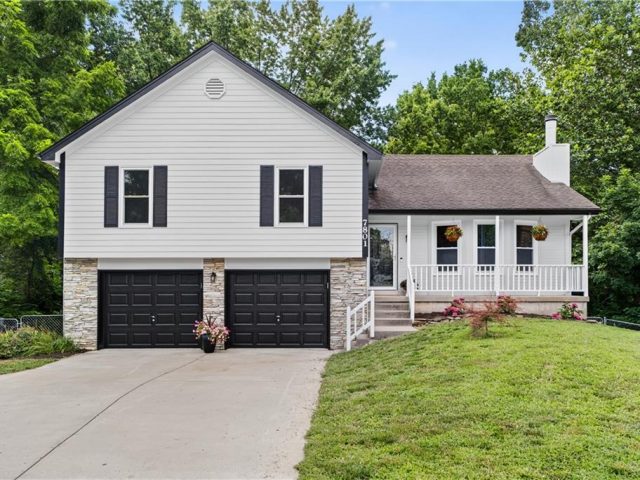 Homes for Sale in Kansas City, MO 64152 | 7801 NW SEYMOUR Court