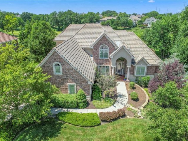 Homes for Sale in Kansas City, MO 64154 | 10118 N Helena Avenue