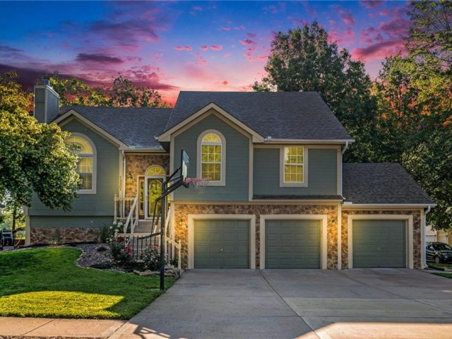 Homes for Sale in Smithville, MO 64089 | 13301  Forest Oaks Drive