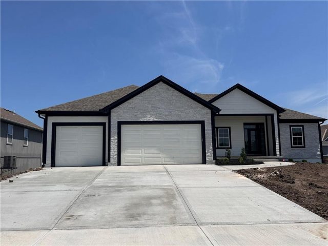Homes for Sale in Kearney, MO 64060 | 2211  Prairie Creek Drive