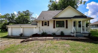 Homes for Sale in Kansas City, MO 64151 | 6610 NW Waukomis Drive