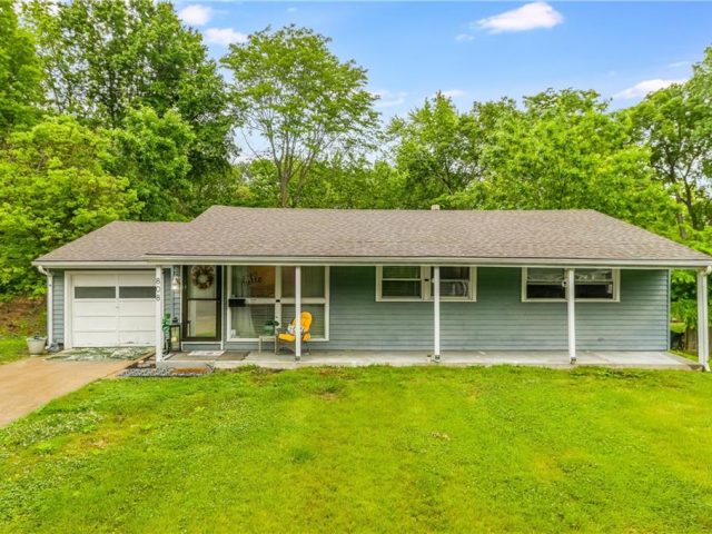 Homes for Sale in Gladstone, MO 64118 | 808 NE 62nd Street