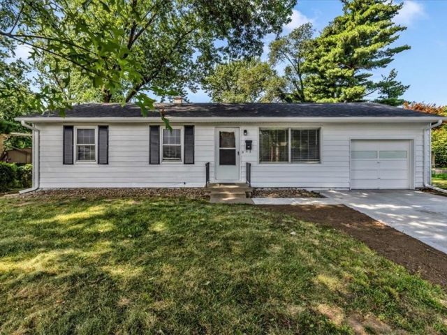 Homes for Sale in Gladstone, MO 64118 | 2409 NE 63rd Place