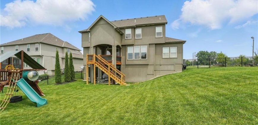 Homes for Sale in Parkville, MO 64152 | 14445  Thousand Oaks Place