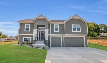 Homes for Sale in Smithville, MO 64089 | 16740 N Dundee Road