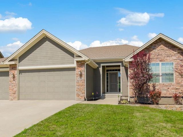 Homes for Sale in Smithville, MO 64089 | 18406  Rock Ridge North