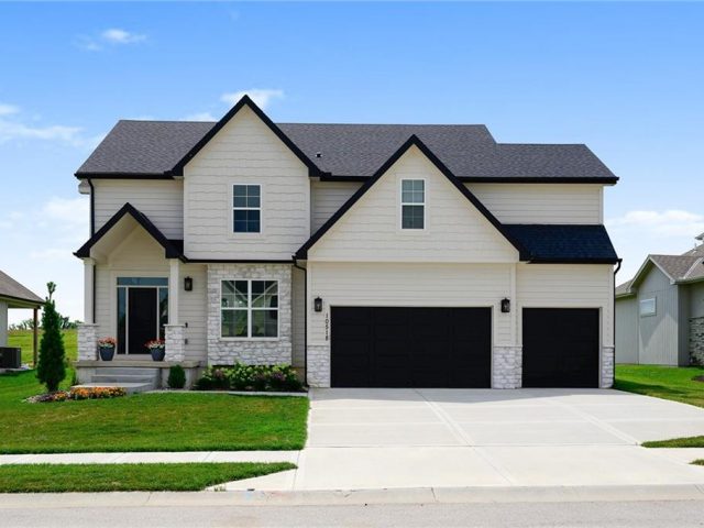 Homes for Sale in Kansas City, MO 64157 | 10518 N Hawthorne Avenue