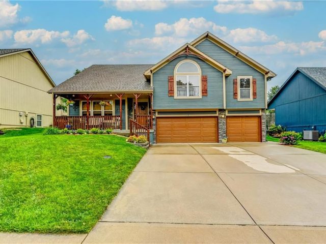 Homes for Sale in Smithville, MO 64089 | 108  Surrey Court