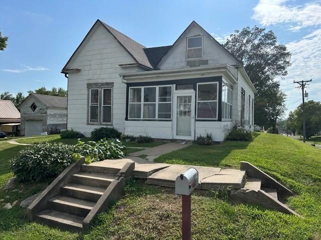 Homes for Sale in Dearborn, MO 64439 | 102 S August Street