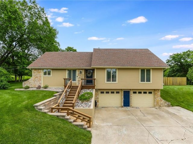 Homes for Sale in Gladstone, MO 64118 | 7815 N Broadway Avenue