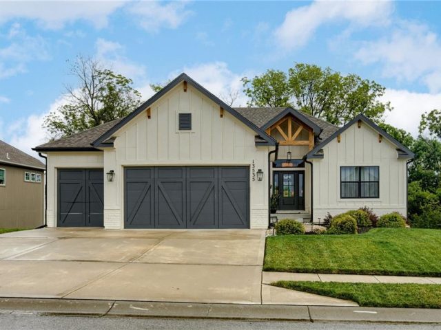 Homes for Sale in Parkville, MO 64152 | 13535  Terrace Park Drive