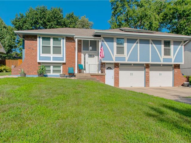 Homes for Sale in Gladstone, MO 64118 | 7624 N Olive Street
