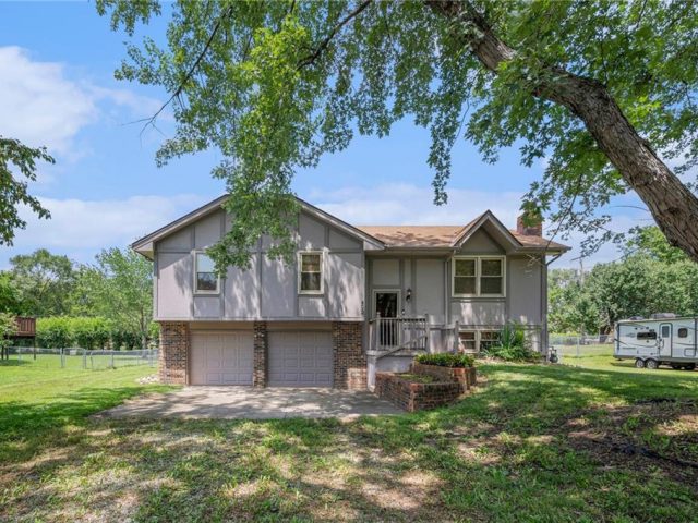 Homes for Sale in Kearney, MO 64060 | 402 E 10th Street