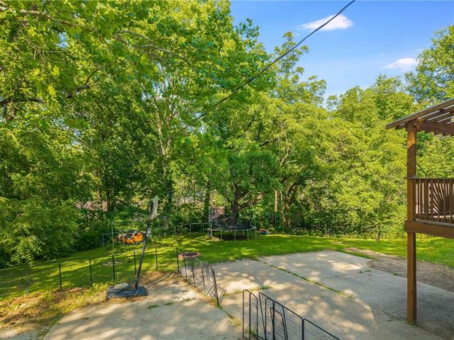Homes for Sale in Parkville, MO 64152 | 6607  QUAIL RUN Drive