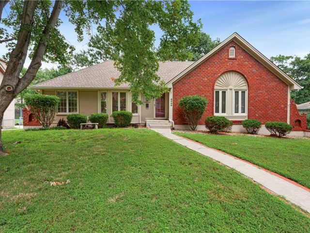 Homes for Sale in Gladstone, MO 64119 | 6009 N Monroe Avenue
