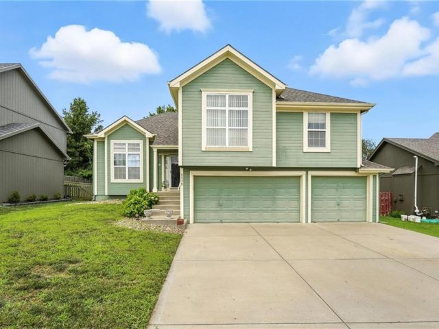 Homes for Sale in Kansas City, MO 64118 | 1112 NW 57th Terrace