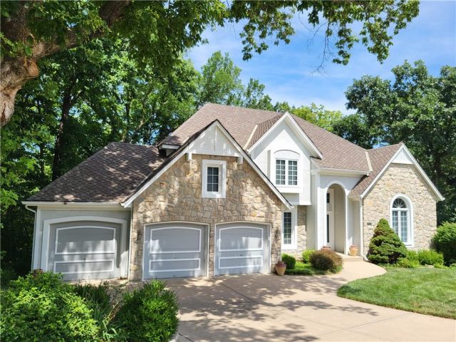 Homes for Sale in Parkville, MO 64152 | 5527  Oakdale Place