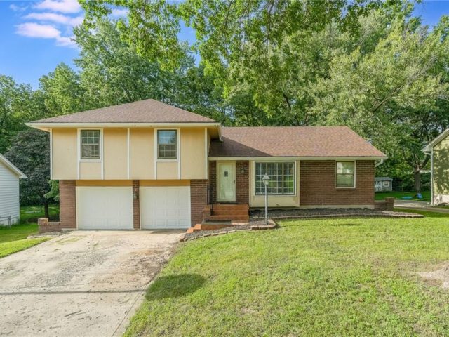 Homes for Sale in Parkville, MO 64152 | 10100 NW Mirror Lake Court