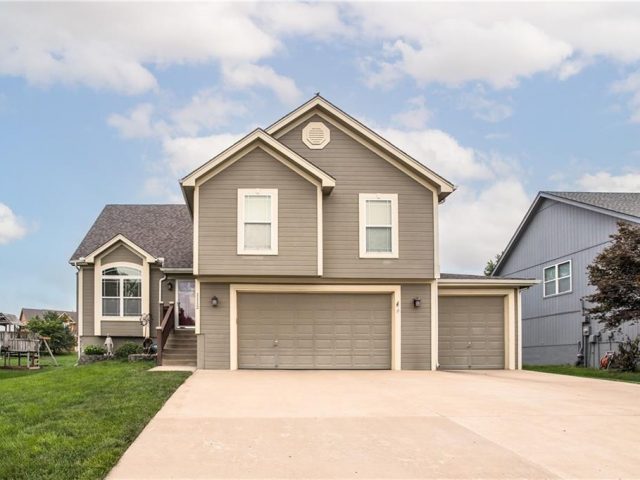 Homes for Sale in Kansas City, MO 64155 | 1112 NW 112th Terrace