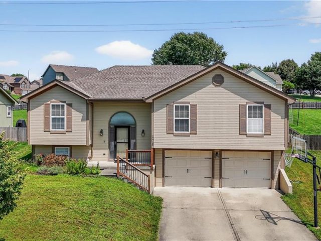Homes for Sale in Kansas City, MO 64155 | 11705 N Charlotte Street