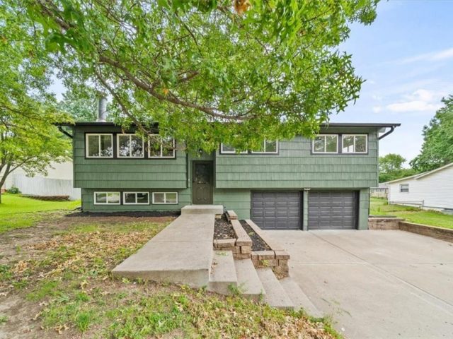 Homes for Sale in Gladstone, MO 64118 | 6707 N Flora Avenue