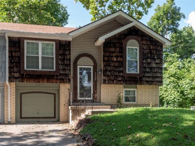 Homes for Sale in Parkville, MO 64152 | 5924 NW Creekview Drive
