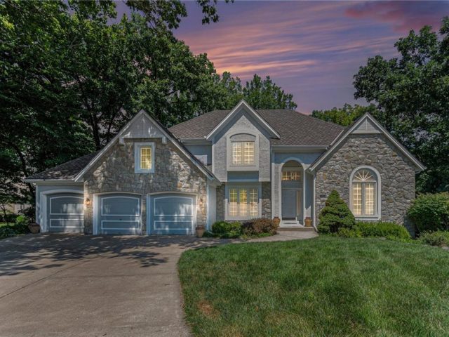 Homes for Sale in Parkville, MO 64152 | 5527  Oakdale Place