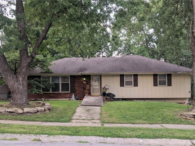 Homes for Sale in Gladstone, MO 64119 | 6605 N Agnes Street