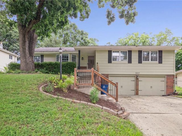 Homes for Sale in Gladstone, MO 64118 | 5217 N Wyandotte Street