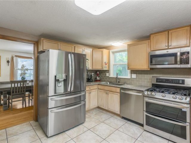 Homes for Sale in Parkville, MO 64152 | 6607  QUAIL RUN Drive