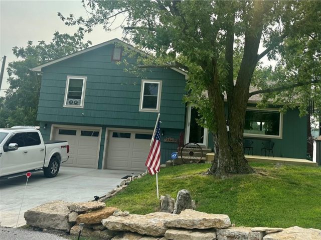 Homes for Sale in Lake Waukomis, MO 64151 | 109 NW North Shore Drive