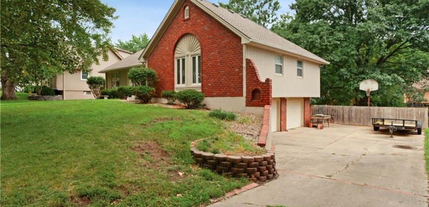 Homes for Sale in Gladstone, MO 64119 | 6009 N Monroe Avenue