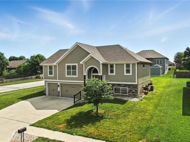 Homes for Sale in Kearney, MO 64060 | 705  Englewood Drive