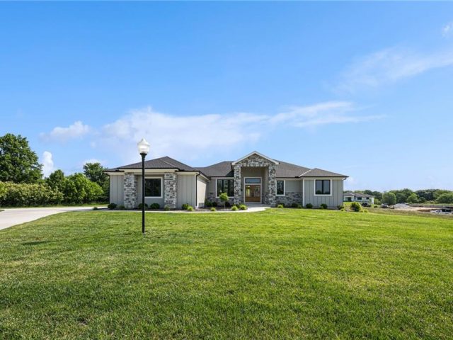Homes for Sale in Parkville, MO 64152 | 7555 NW Fawn Circle