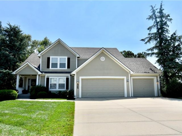 Homes for Sale in Liberty, MO 64068 | 925  Redwood Circle