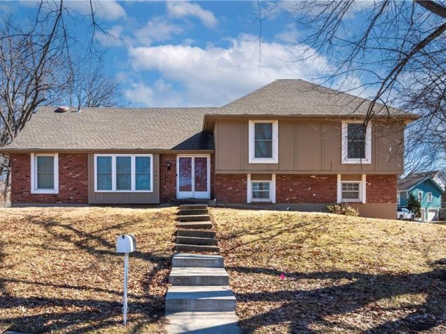 Homes for Sale in Parkville, MO 64152 | 10315 NW Mirror Lake Drive