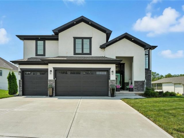 Homes for Sale in Parkville, MO 64152 | 5962 N Oak Creek Court