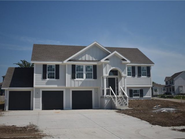 Homes for Sale in Kansas City, MO 64156 | 6022 NE 118th Terrace