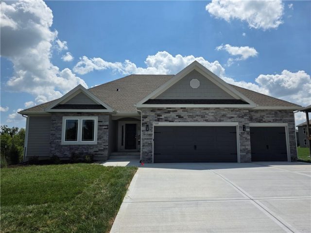 Homes for Sale in Kansas City, MO 64156 | 7009 NE 102nd Court