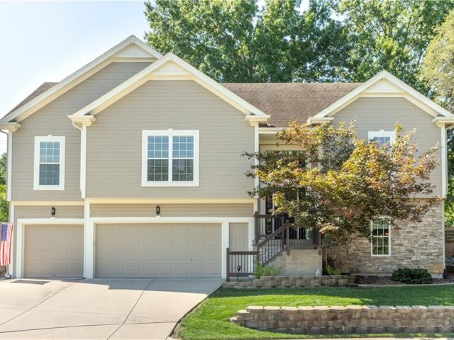 Homes for Sale in Gladstone, MO 64118 | 1701 NE 70th Street