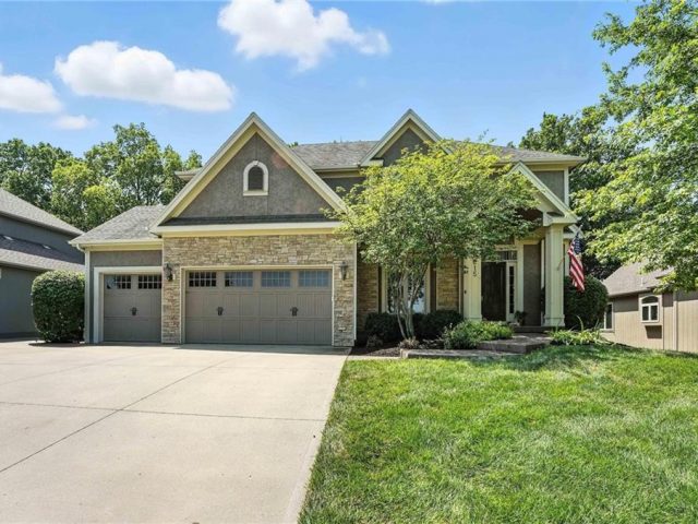 Homes for Sale in Kansas City, MO 64151 | 4215 NW 76th Street