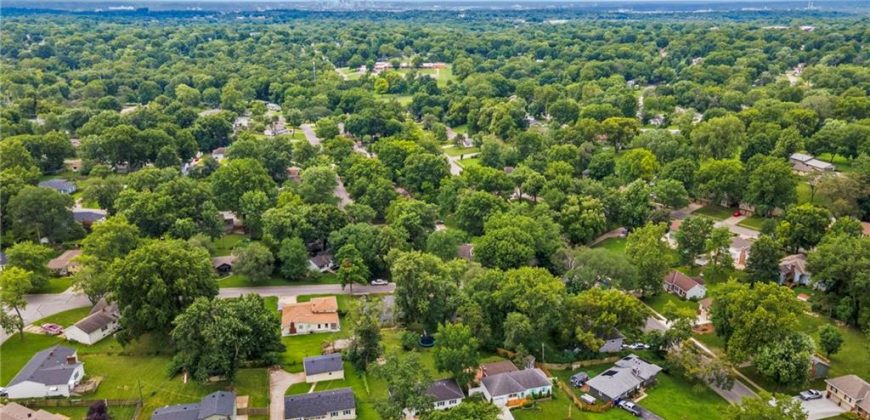 Homes for Sale in Gladstone, MO 64118 | 1505 NE 63rd Street