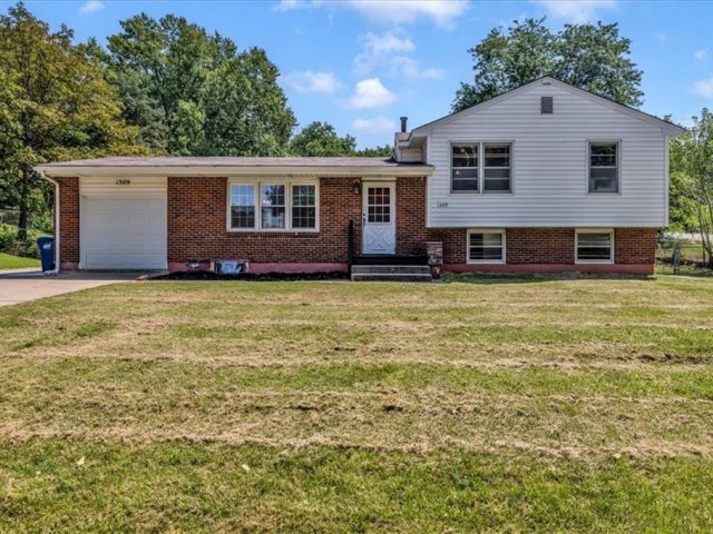 Homes for Sale in Liberty, MO 64068 | 1309  Lake Road