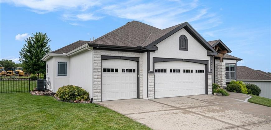 Homes for Sale in Kansas City, MO 64152 | 14445  Summit Ridge