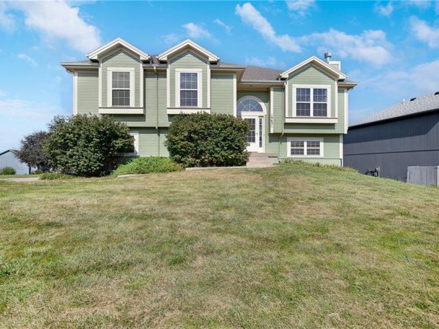 Homes for Sale in Smithville, MO 64089 | 19631  Harbor Drive